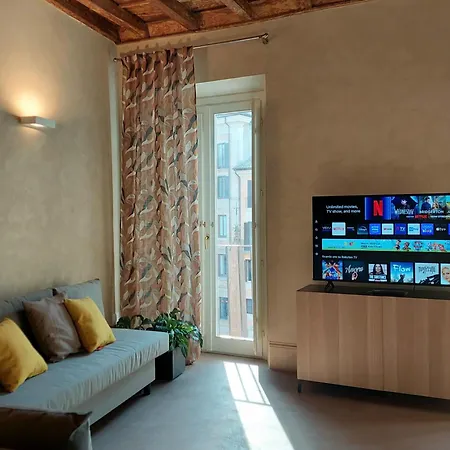 Pantheon In Finestra Apartment